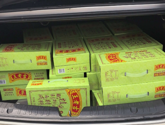 大庆瓶装水矿泉水饮料批发，大庆娃哈哈，怡宝，农夫山泉，百岁山全城配送，餐饮店商超一手货源